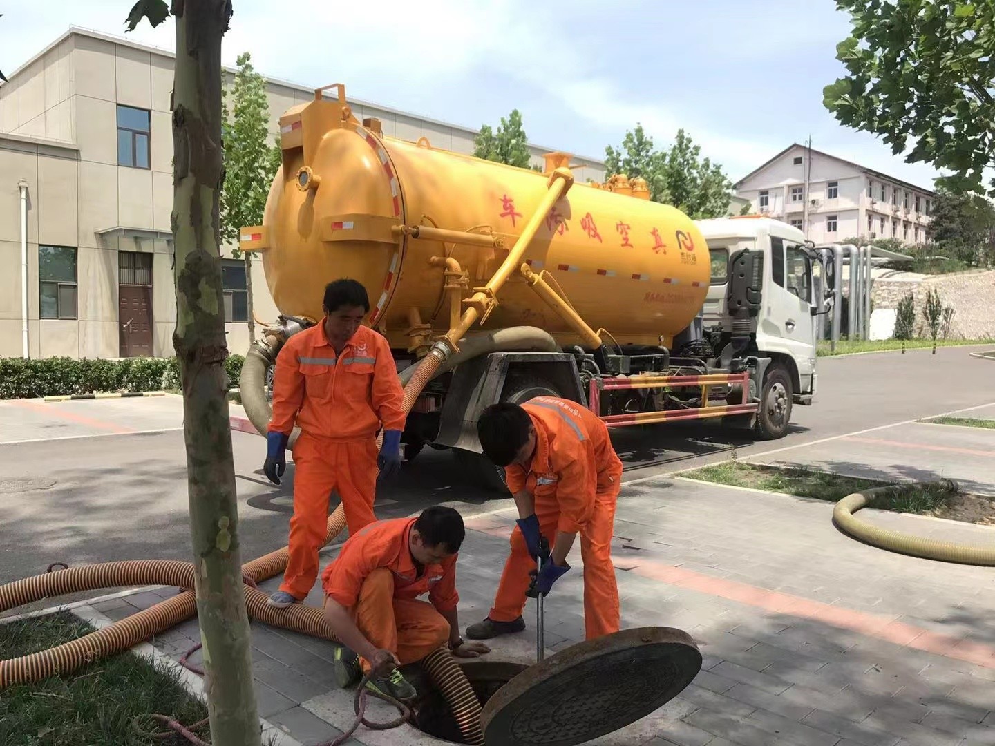 沙坪坝管道疏通车停在窨井附近