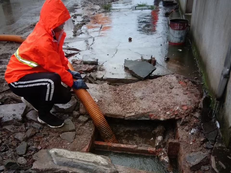 沙坪坝专业清理污水池 炜誉市政以规范流程守护城市 “肠道”